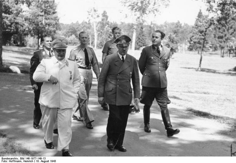 Hermann Goering, Adolf Hitler y Albert Speer el 10 de agosto de 1943
