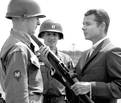 En esta foto vemos a Murphy en un acuartelamiento de Würzburg, Alemania el 17 de junio de 1960. Un comprensiblemente nervioso soldado escucha a Murphy hablar del rifle M1. No obstante, fue la carabina M1 el arma preferida de Murphy durante la guerra