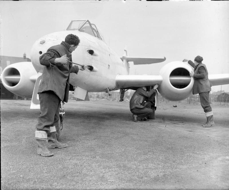 Tareas de mantenimiento en un Gloster Meteor F Mark III perteneciente al Escuadrón Nº 616 en Melsbroek, Bélgica, en 1945