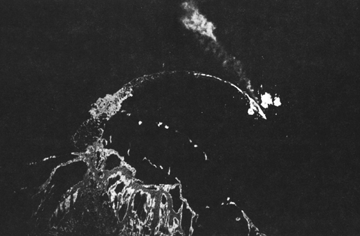 El Portaaviones IJN Hiei, perdiendo aceite, es bombardeado por los bombarderos B-17 estadounidenses cerca de la Isla de Savo el 13 de noviembre