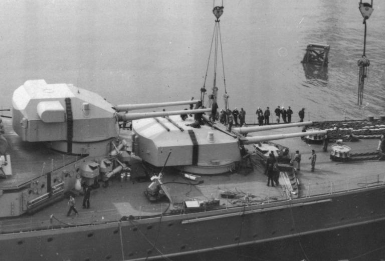 Trabajadores del astillero naval de Filadelfia extraen los cañones de la torreta A del USS Prinz Eugen en febrero de 1946