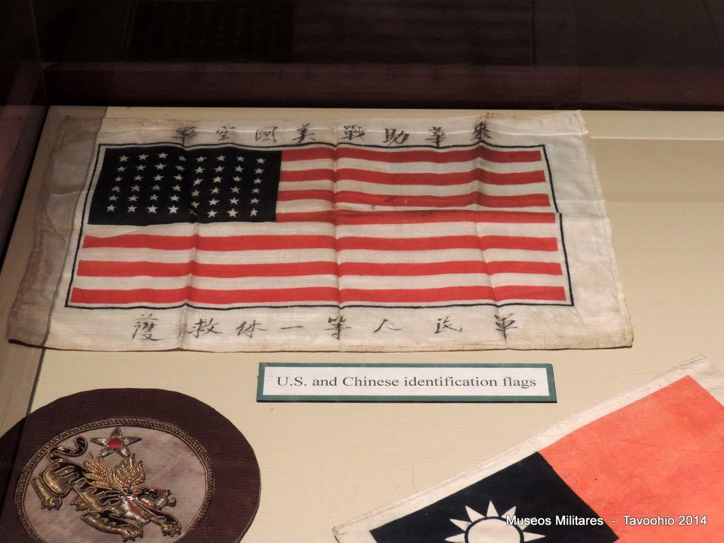Banderas Americana y China que portaban los pilotos de los Tigres Voladores para identificarse en caso de ser derribados