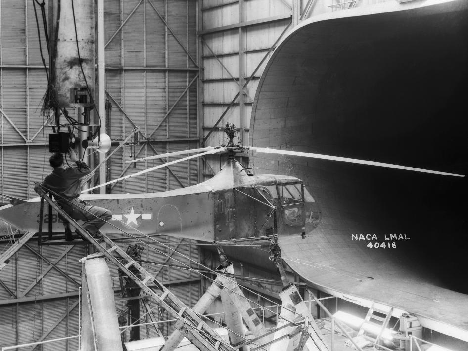 En esta imagen tomada en 1944, el Prototipo YR-4B HNS-1 en el Túnel de Viento