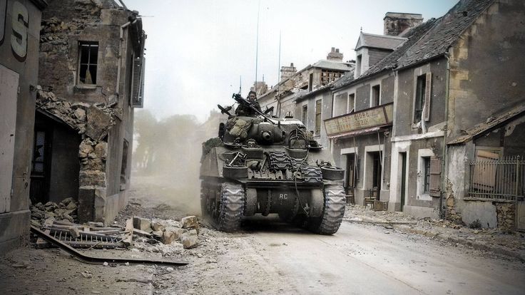 Un Sherman M4 avanza en Caen, Normandía. 10 de julio de 1944