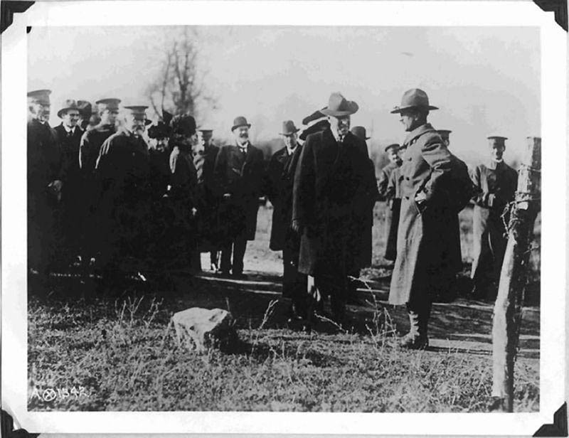 La fotografía muestra al presidente de Estados Unidos Woodrow Wilson. Un momento después de que el fotógrafo tomase la imagen, un soldado sale de debajo de una piedra, hecha de papel maché. La foto fue prohibida para no revelar el nuevo método de camuflaje