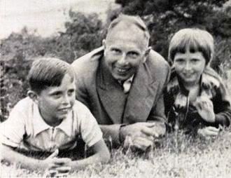 Stepan Bandera con su hijo Andriy y su hija Lesia
