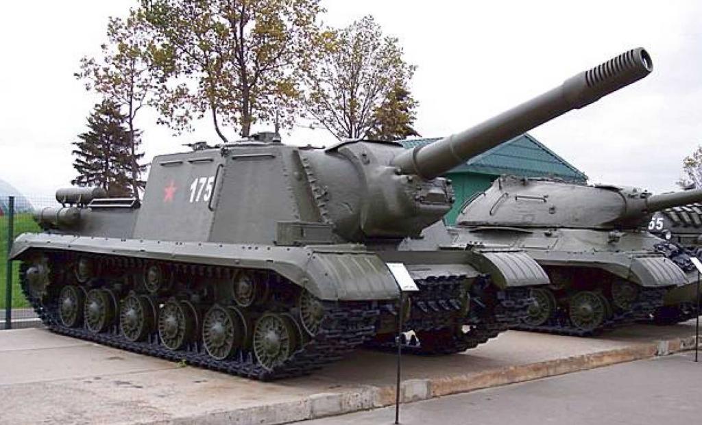 ISU-152M conservado en el Stalin Line Museum, Zaslavl, Minsk Voblast, Bielorrusia