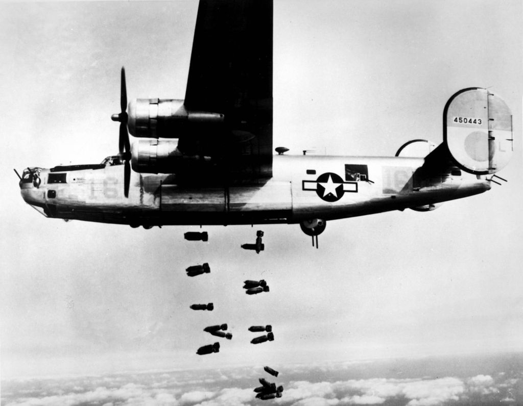 Un B-24M de la 15ª Fuerza Aérea estadounidense libera sus bombas sobre terminal ferroviaria en Mühldorf, Alemania, el 19 de marzo de 1945