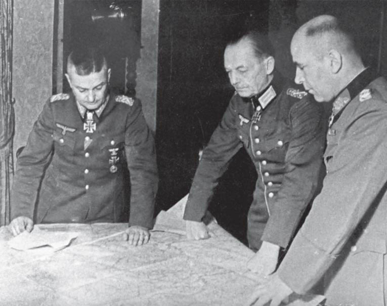 El Generalfeldmarschall Walter Model, izquierda, el Generalfeldmarschall Gerd von Rundstedt, centro y el General Hans Krebs, jefe del Grupo de Ejércitos B, derecha