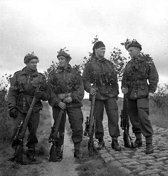 Francotiradores canadienses en Bélgica, octubre de 1944, armados con Lee-Enfield Nr 4 Mark I T