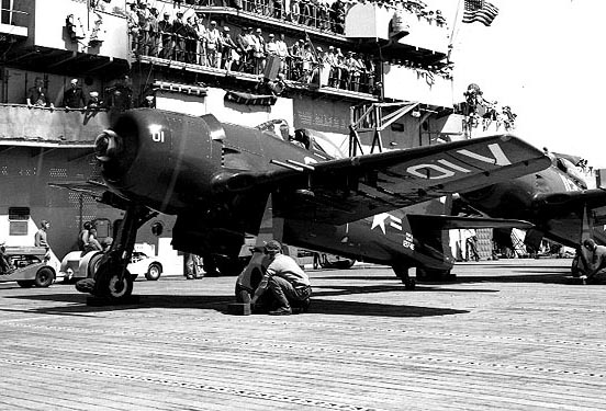 F8F Bearcat se preparaba para despegar del portaaviones USS Valley Forg