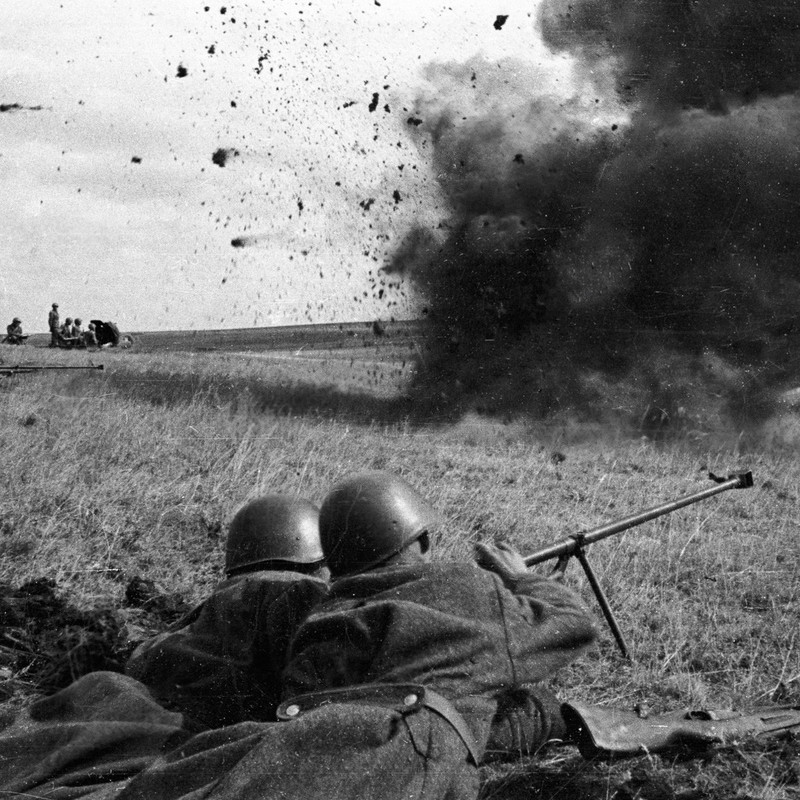 Soldados soviéticos lanzan ataques durante la batalla de Kursk