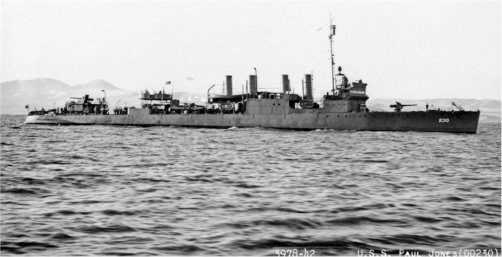 Vista del USS Paul Jones DD-230 en puerto, el 10 de julio de 1942