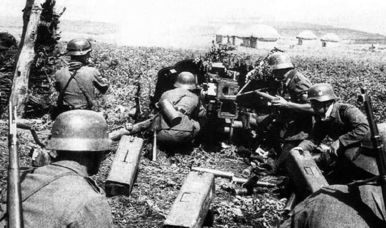 Posición de tiro con cañón anticarro Pak 38, pueden verse detrás cuatro cajas de municiones listas para abrir y cargar cuando sea necesario. Frente oriental cerca de Tsimlyansk, verano de 1942