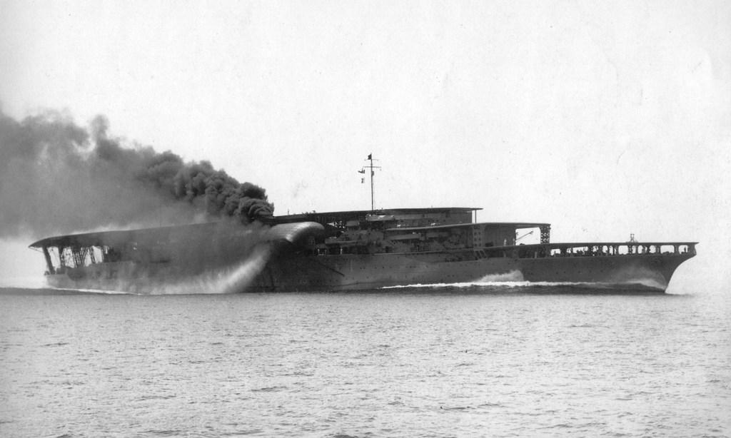 El Akagi durante pruebas frente a la costa de Iyo, 17 de junio de 1927, con sus cubiertas de vuelo visibles