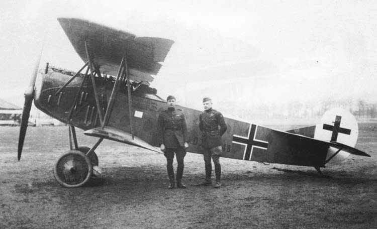Dos pilotos posan ante un Fokker D.VII
