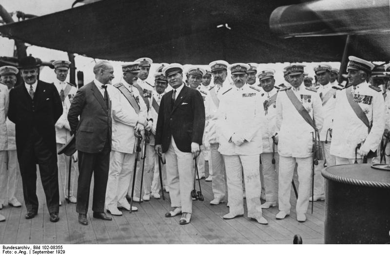 El dictador Mussolini y a bordo del acorazado Italia. Septiembre de 1929
