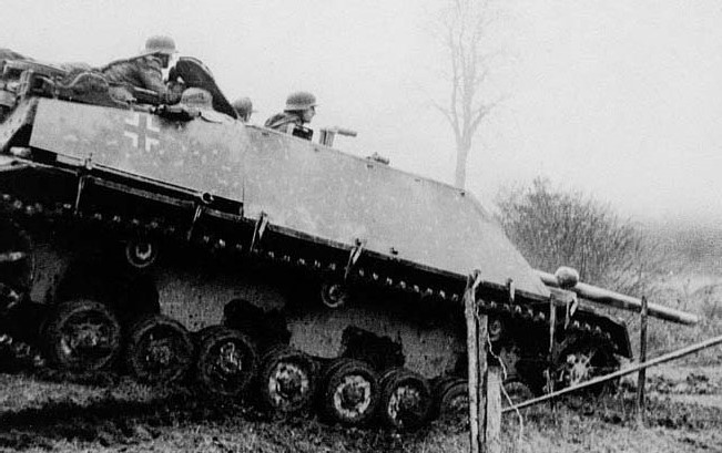 Un Jagdpanzer IV 70 perteneciente al 1er Batallón Cazacarros de las SS se halla en plena acción con el Kampfgruppe Hansen durante la lucha contra el 14º Grupo de Caballería en la carretera de Recht Poteau el 18 de diciembre