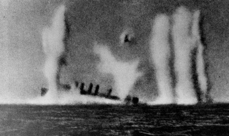Instante en que el USS Edsall es hundido, el 1 de marzo de 1942