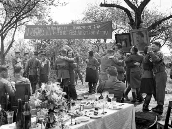 Fotografía de las celebraciones. A destacar la fascinación entre los norteamericanos ante las mujeres soldado soviéticas
