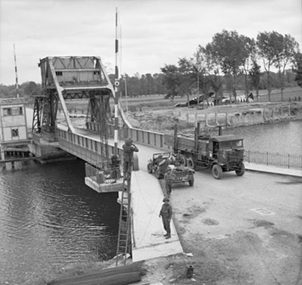 Foto del puente semanas después del Día-D. A la derecha de la foto se aprecian los planeadores que utilizaron los hombres de Howard para su captura