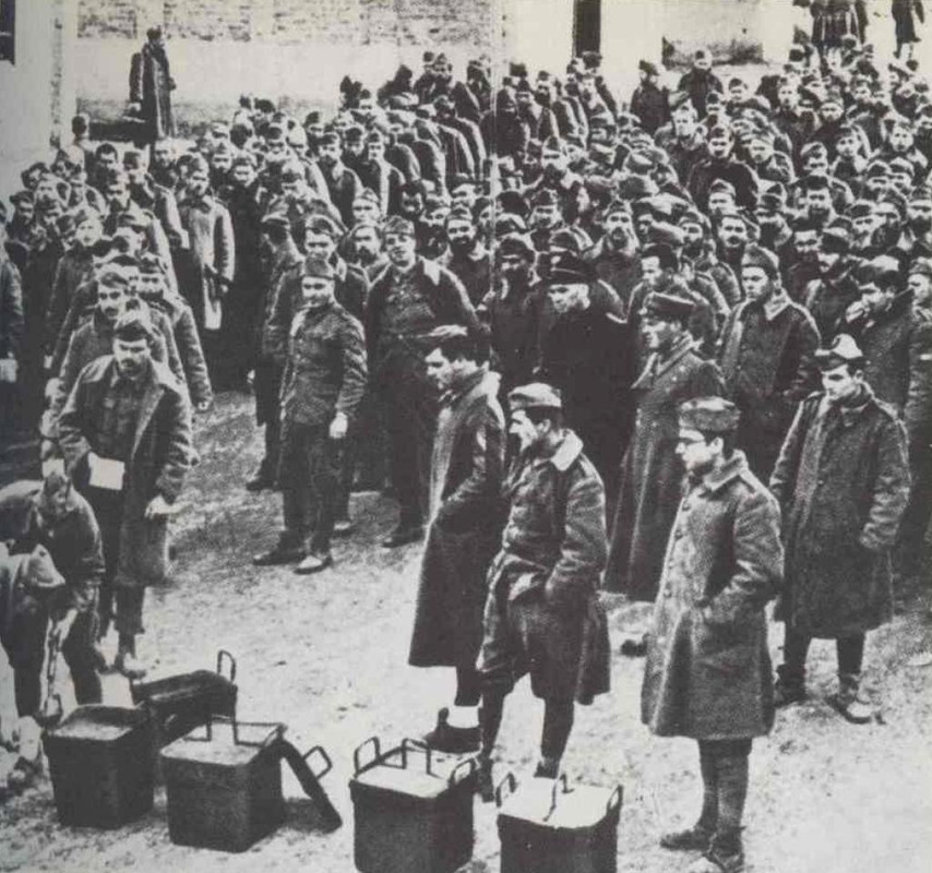 Prisioneros italianos esperan el rancho en un centro de reunión del ejército griego