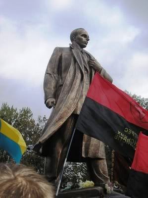 Monumento en bronce a Stepan Bandera