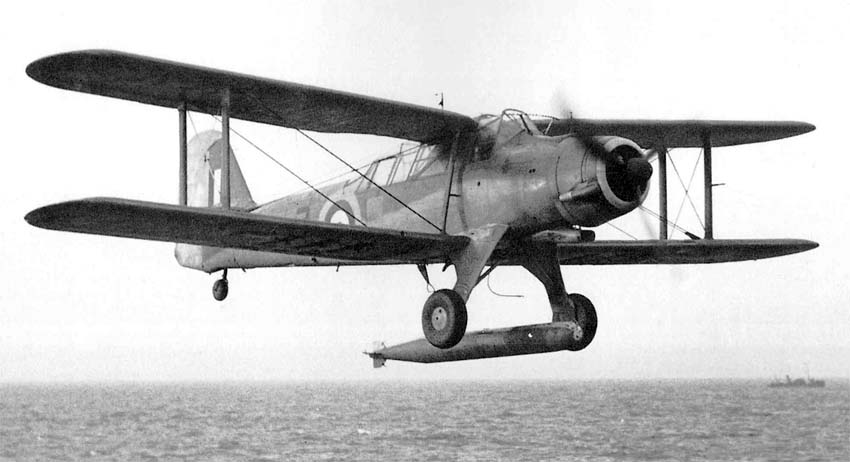 Fairey Albacore en el momento del lanzamiento de un torpedo