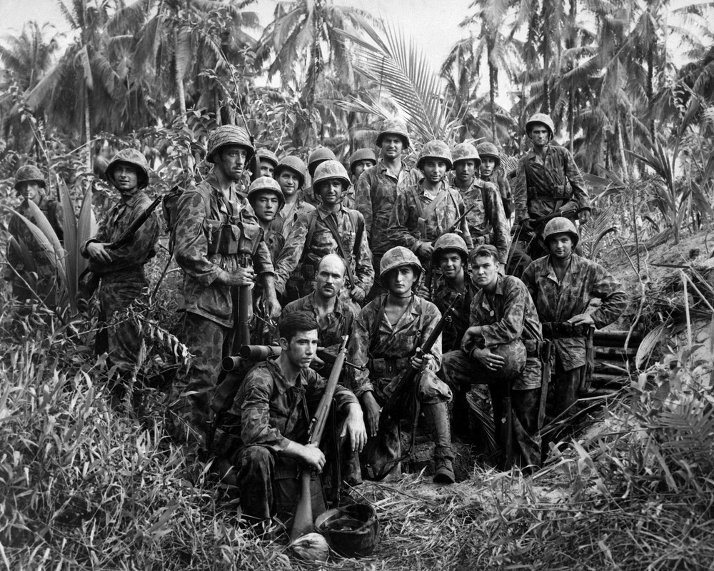 Estos hombres se han ganado la reputación sangrienta de ser hábiles luchadores en la jungla. Son Marine raiders reunidos frente a un dugout japonés en el cabo Torokina en Bougainville, Islas Salomón, que ayudaron a capturar, enero de 1944