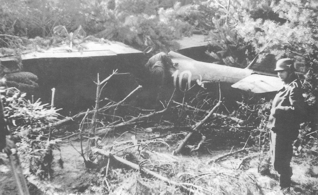 Soldados alemanes inspeccionado un P.7 destruido