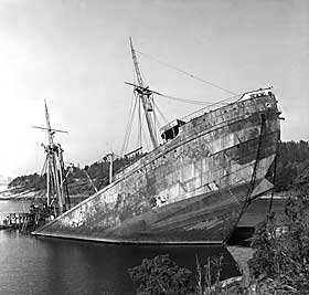 Uno de los barcos saboteados por Manus