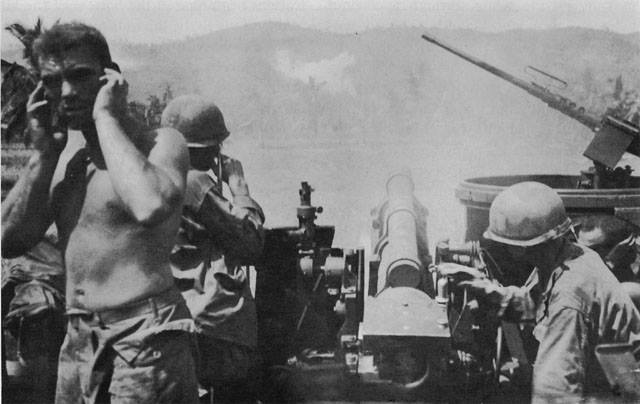 Bombardeando una posición japonesa