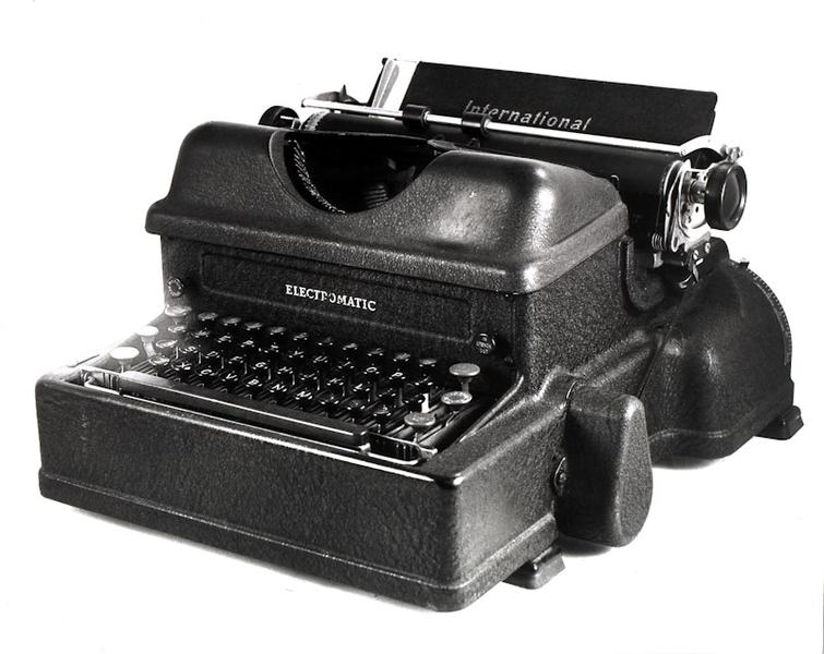 Las primeras máquinas de escribir eléctricas comenzaron a comercializarse en la década de los años 30. En la imagen, una máquina de escribir eléctrica de IBM, de 1935. Las precursoras de los actuales teclados eran mucho más pesadas e incómodas, pero tenían un inequívoco encanto