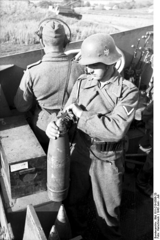 La dotación de un Hummel preparándose para disparar en Rusia, verano de 1943