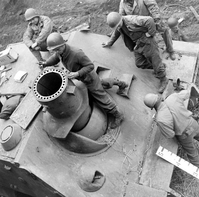 Soldados estadounidenses analizan un Sturmtiger capturado