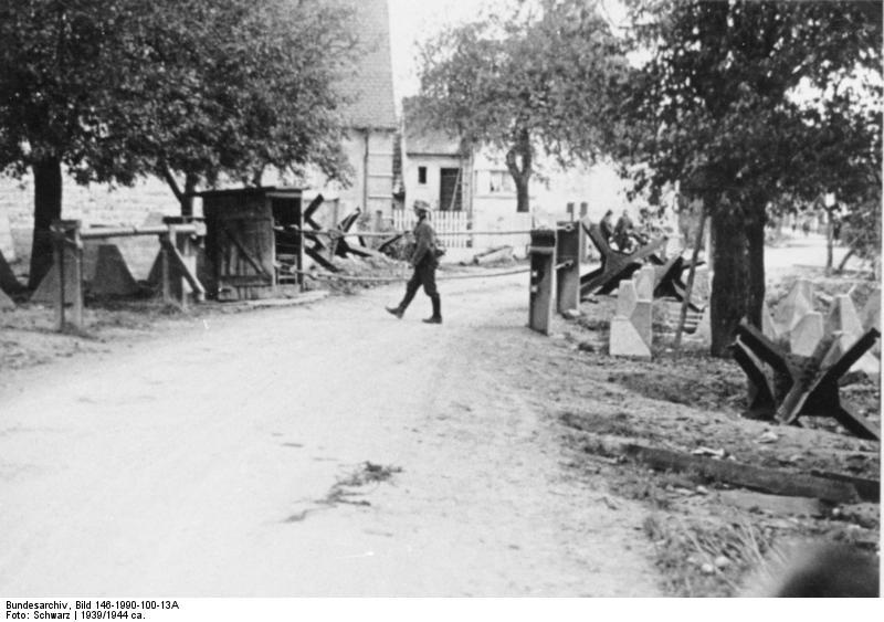 Centinela alemán haciendo guardia en un puesto fronterizo durante la Drôle de Guerre