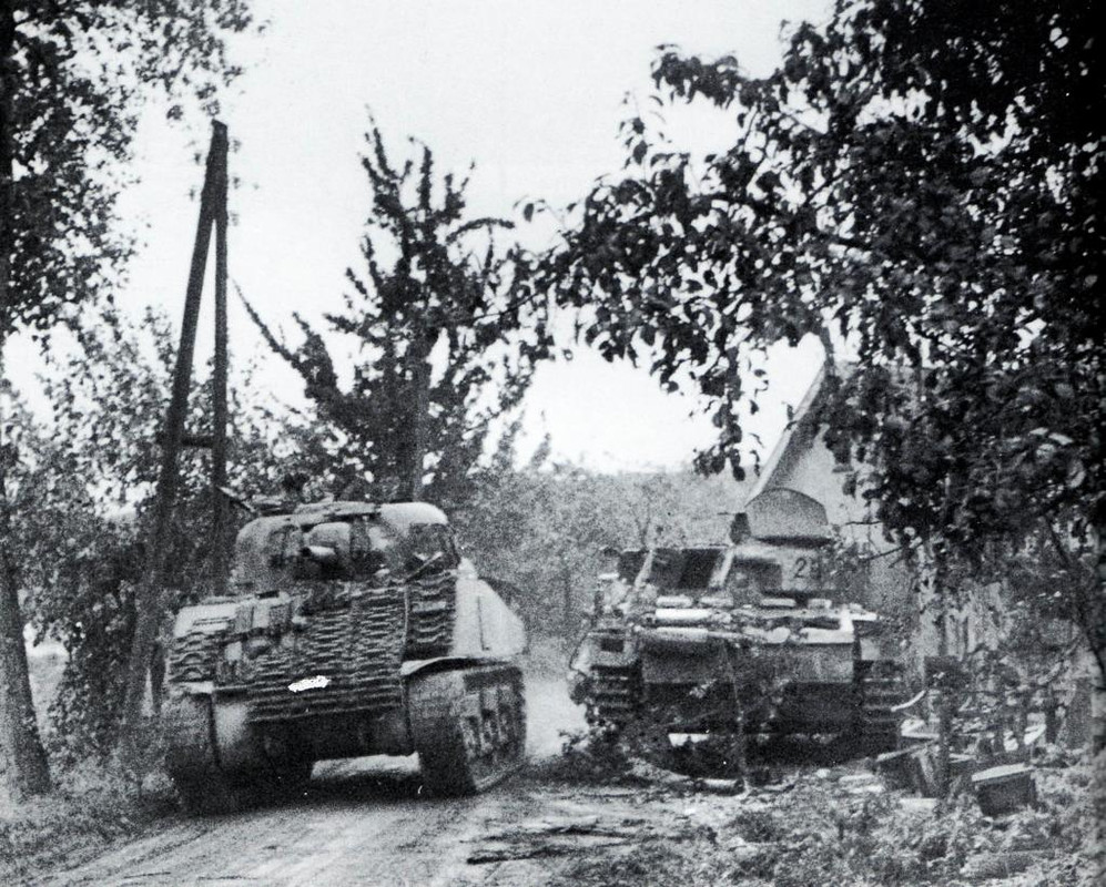 Un Sherman de la DAC de Guardia rebasa a un PzKpfw IV destruido, no lejos de Uden, el 27 de Septiembre