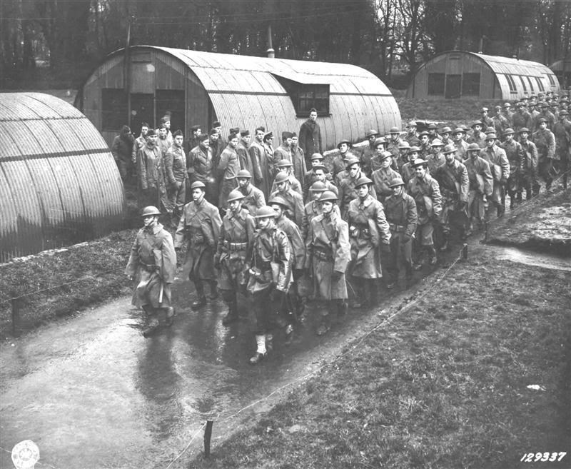 Un grupo de soldados saliendo del campamento con destino al barco que les llevaría a Irlanda