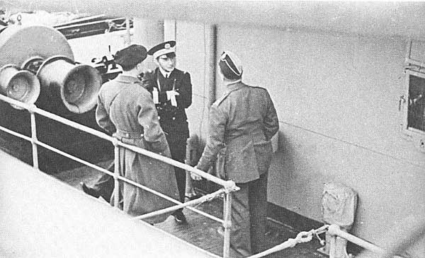 A bordo del SS Westerland, el Capitán DArgenlieu, el General De Gaulle y el General Spears