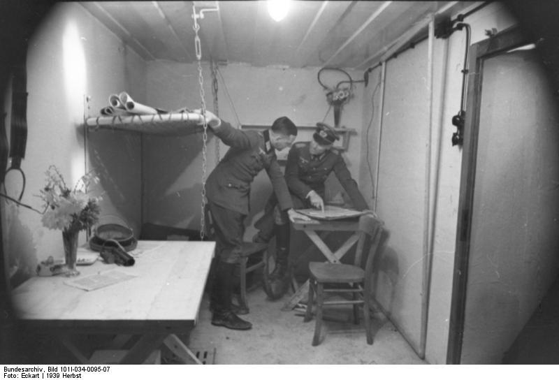 Dos oficiales alemanes consultando un mapa en un bunker de la Linea Sigfrido durante la Drôle de Guerre