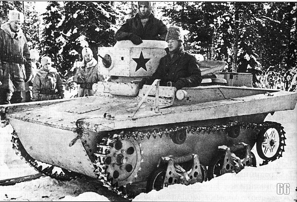 Soldados finlandeses inspeccionan un T-37A caapturado. Diciembre de 1939