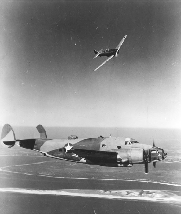 Un Entrenador North American T-6 Texan simulando atacar a un Lockheed B-34, en 1942
