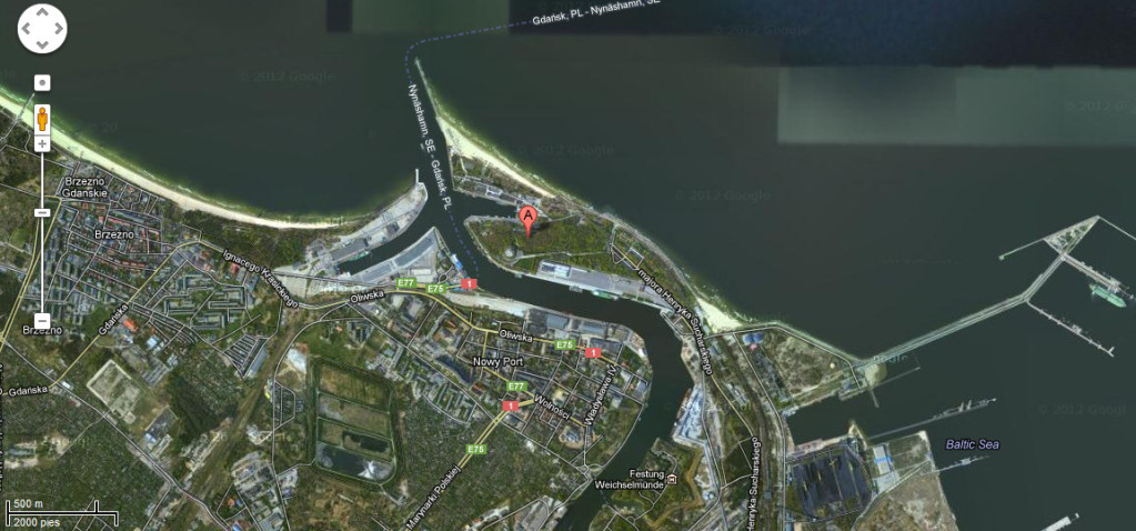Westerplatte y Danzig en Google Earth, la imagen permite ver la cercanía desde el canal a la península A