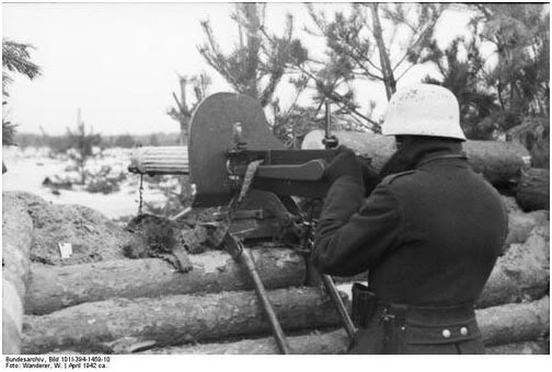Frente del este, abril de 1942. Un soldado alemán defiende su posición con una ametralladora Maxim soviética capturada
