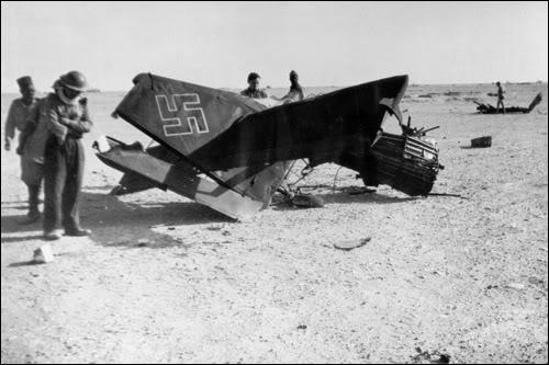 Soldados en Bir Hakeim inspeccionan los restos de un bombardero alemán derribado