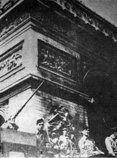 El Belchite conducido por el montañés Solana frente al Arco del Triunfo, el 26 de agosto de 1944