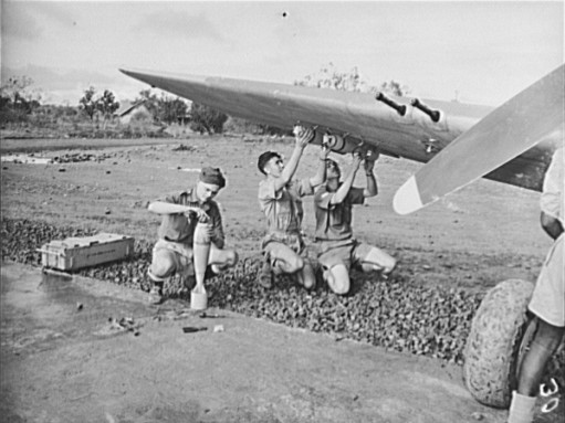 Mohawk IV de la Royal Air Force en la India cargando bombas y reponiendo munición antes de salir al combate, enero de 1943
