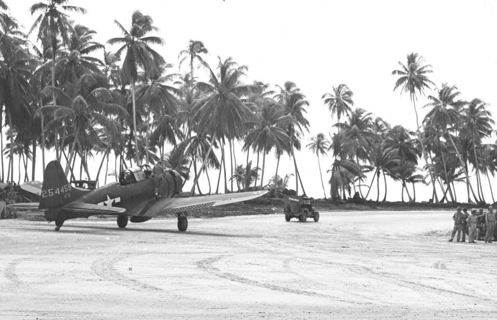 A-24B Banshee en la pista del la Isla de Makin