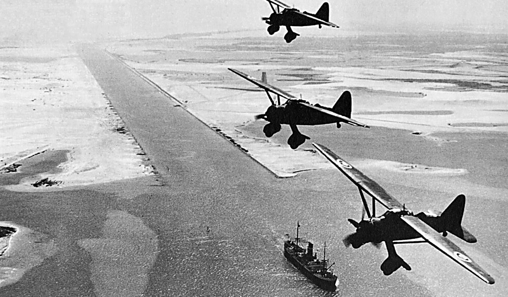Formación de Tres Lysander sobrevolando el Canal de Suez