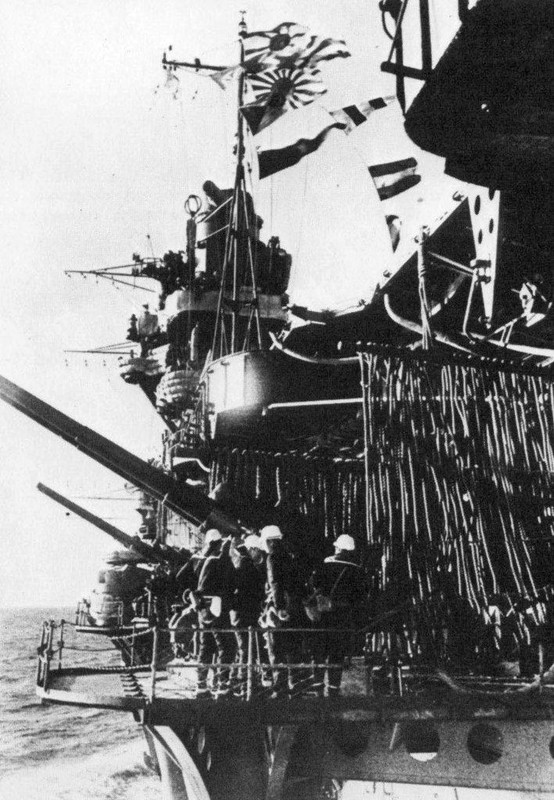 Plataformas laterales de babor para los cañones antiaéreos en el Akagi, donde se puede ver la baja posición de su montaje en el casco, lo que restringía en forma importante su arco de fuego